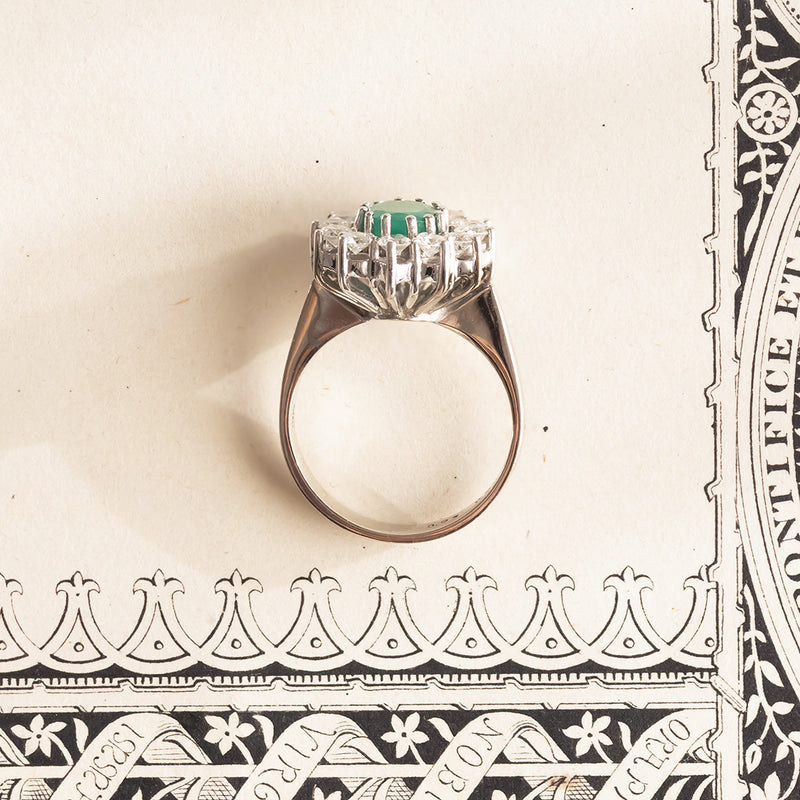 Anello a margherita in oro bianco 14K con smeraldo (0.93ct ca.) e diamanti (0.80ctw ca.), anni '50/60