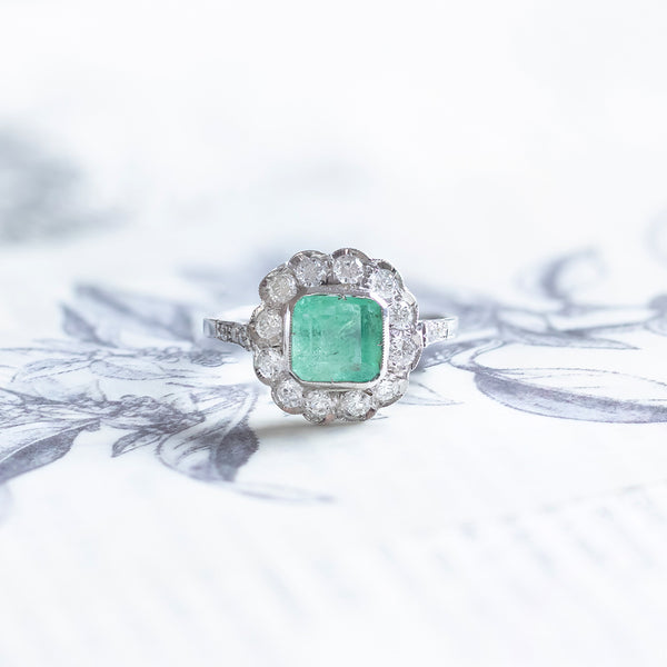 18K white gold daisy ring with emerald (1.30ct) and diamonds (0.60ctw)