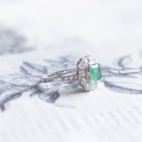 Anello a margherita in oro bianco 18K con smeraldo (1.30ct) e diamanti (0.60ctw)