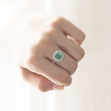 Anello a margherita in oro bianco 18K con smeraldo (1.30ct) e diamanti (0.60ctw)