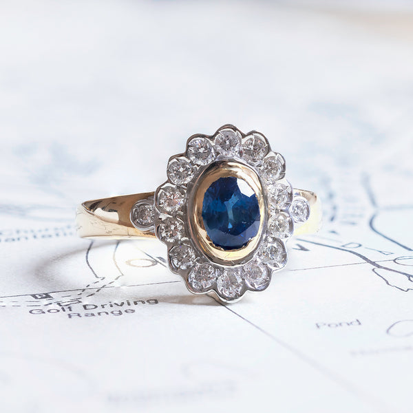 Vintage 18K gold ring with central sapphire and brilliant cut diamonds (0.45ctw approx.), 1970s