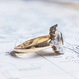 Vintage Ring aus 18 Karat Gold mit zentralem Saphir und Diamanten im Brillantschliff (ca. 0.45 ctw), 70er Jahre