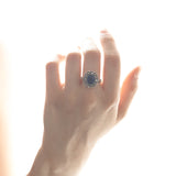 Anello a margherita antico in oro 14K con zaffiro sintetico e diamanti, anni '40