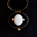 Anello vintage in oro 18K con opale di taglio cabochon (5ct ca.) e diamanti di taglio brillante (0.20ctw ca.), anni '60/'70