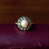 Antiker Ring aus 18 Karat Gold mit zentralen Perlen- und Diamantrosetten, Anfang des 900. Jahrhunderts - Antichità Galliera