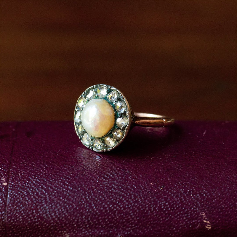 Anello antico in oro 18K con perla centrale e rosette di diamante, inizio del '900 - Antichità Galliera
