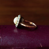 Antiker Ring aus 18 Karat Gold mit zentralen Perlen- und Diamantrosetten, Anfang des 900. Jahrhunderts - Antichità Galliera