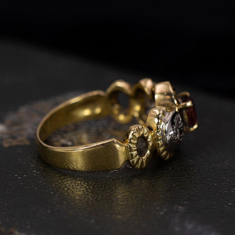 Anello vintage in oro 18K con rubino centrale e rosette di diamante, anni '70 - Antichità Galliera