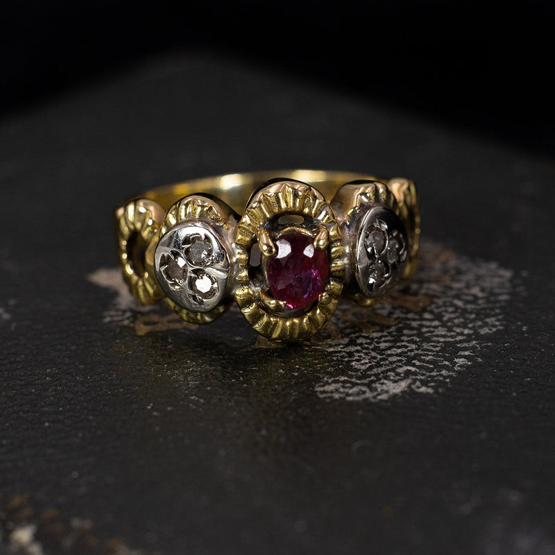 Anello vintage in oro 18K con rubino centrale e rosette di diamante, anni '70 - Antichità Galliera