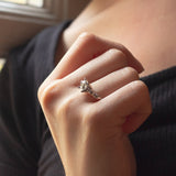 Antiker Solitär aus 18 Karat Weißgold mit einem alten Diamanten im europäischen Schliff von ca. 0.55 ct, 40er Jahre