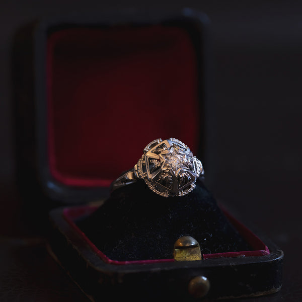 Anello antico in oro bianco 18K con diamante da 0.10ct ca., anni '30/'40