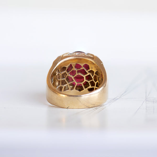 Anello da uomo vintage in oro 18K con rubino centrale e diamanti, anni '60