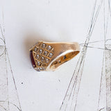 Anello da uomo vintage in oro 18K con rubino centrale e diamanti, anni '60