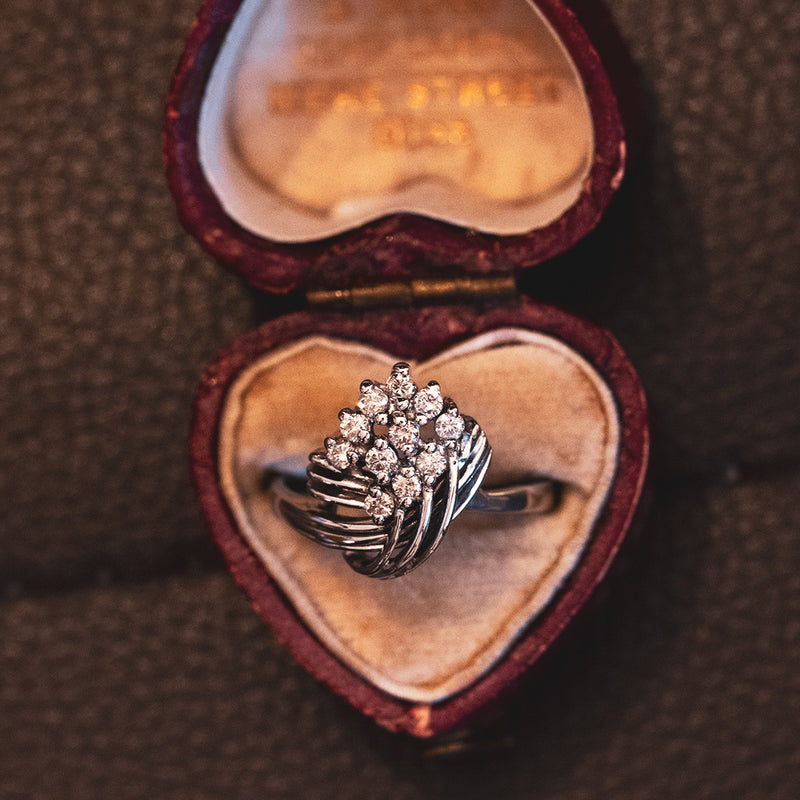 Anello antico in oro bianco 18K con diamanti di taglio huit-huit, anni '40