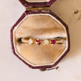 Bague vintage en or 18 carats avec rubis et diamants (0.10 carat environ), années 70