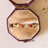 Anel vintage em ouro de 18K com rubis e diamantes (0.10 ctw aprox.), Década de 70