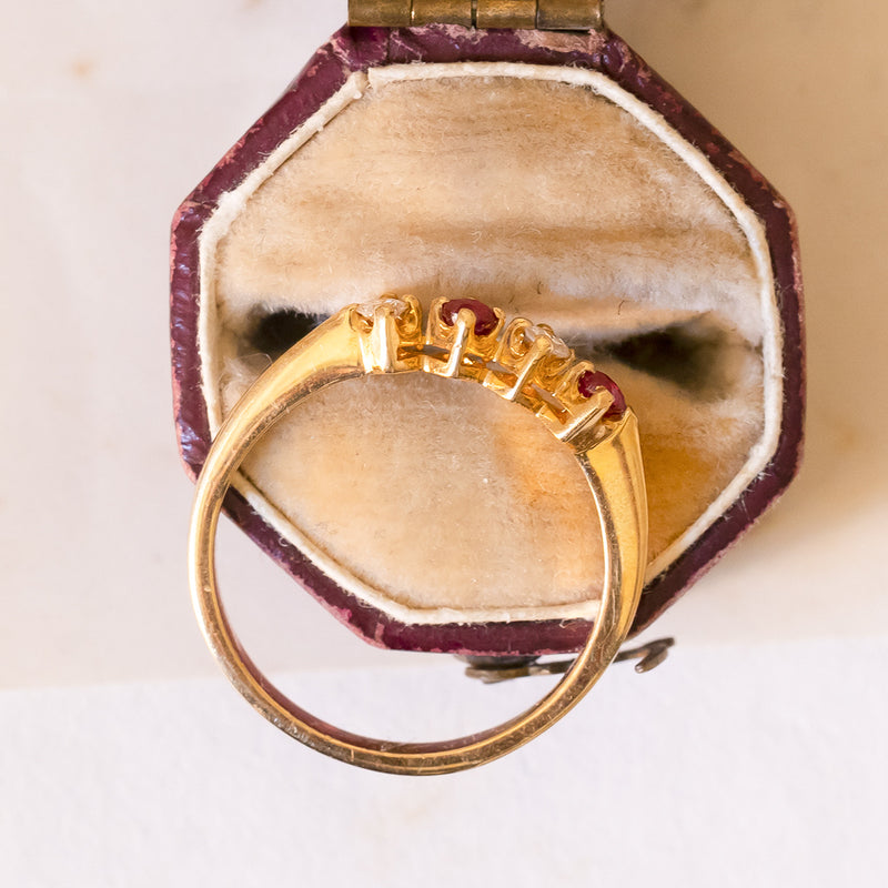 Anello vintage in oro 18K con rubini e diamanti (0.10ctw ca.), anni '70
