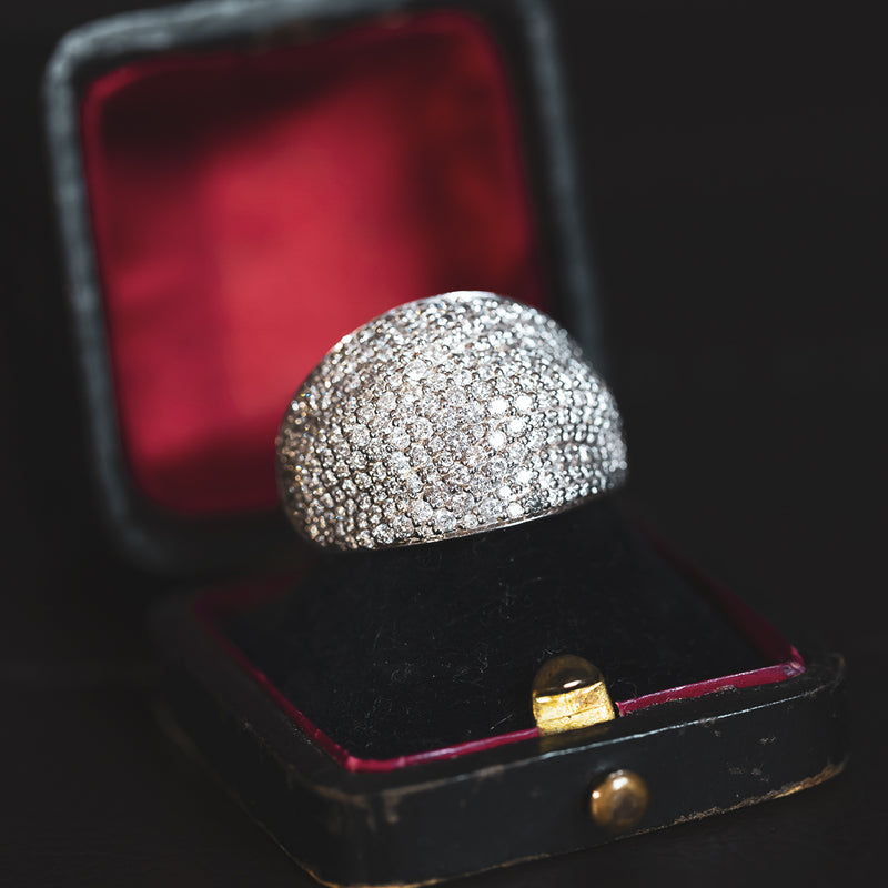 Anello in oro bianco 14K con pavé di diamanti di taglio brillante, anni '80