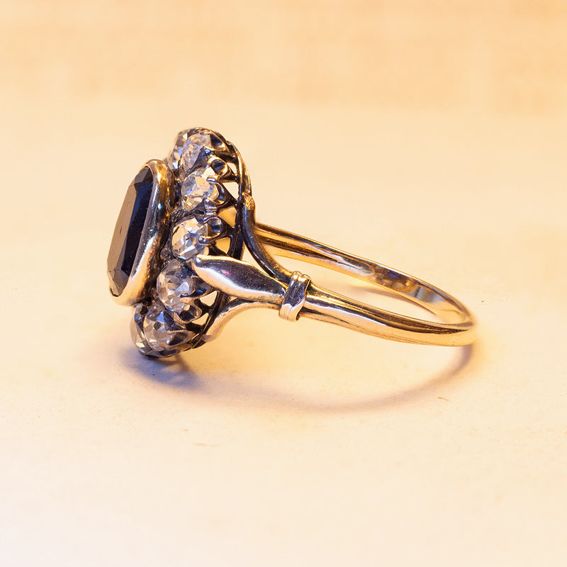Anello antico in oro 14K con zaffiro centrale e diamanti, primi del '900