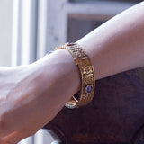 Halbstarres Armband aus handgraviertem 18-karätigem Gold mit Saphiren und Diamanten, Anfang des 900. Jahrhunderts – Antichità Galliera