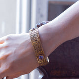 Halbstarres Armband aus handgraviertem 18-karätigem Gold mit Saphiren und Diamanten, Anfang des 900. Jahrhunderts – Antichità Galliera