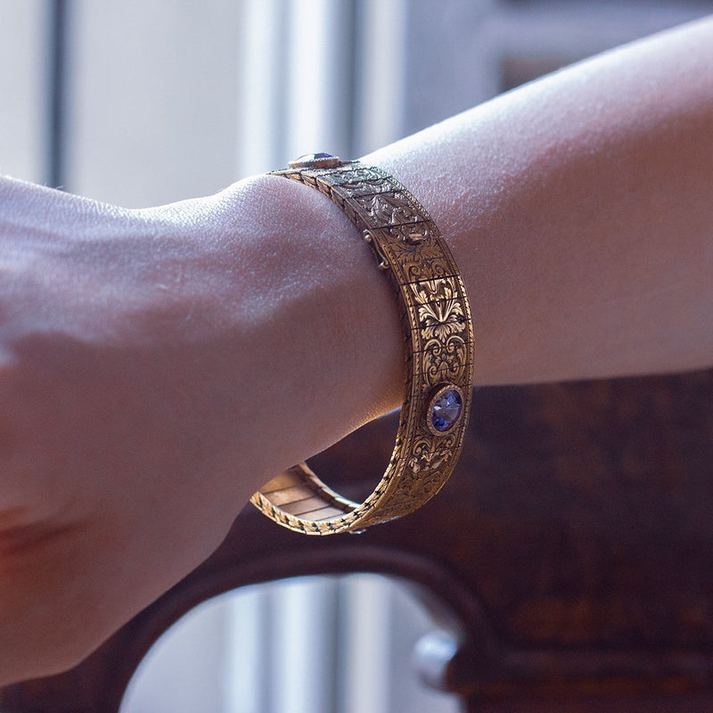 Braccialetto semirigido in oro 18K inciso a mano, con zaffiri e diamanti, primi del '900 - Antichità Galliera