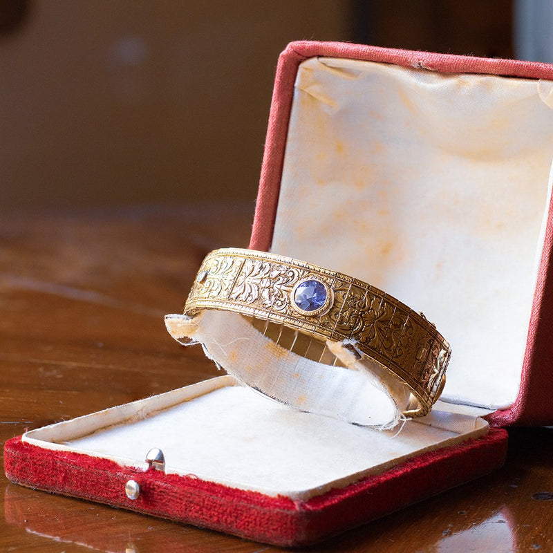 Braccialetto semirigido in oro 18K inciso a mano, con zaffiri e diamanti, primi del '900 - Antichità Galliera
