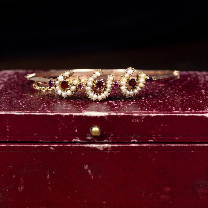 Braccialetto rigido antico in oro basso con perline e pietre rosse - Antichità Galliera