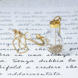Charm vintage a forma di bottiglietta in vetro e oro 18K, anni '60/'70 - Antichità Galliera