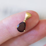 Ciondolo vintage in oro 18K con granato di taglio a goccia, anni '60