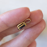 Ciondolo vintage in oro 18K con granato di taglio a goccia, anni '60