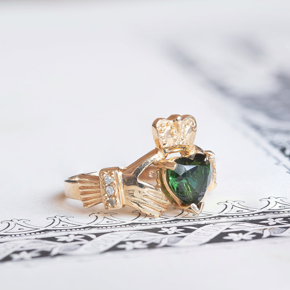 Vintage claddagh ring in 14K gold with diamonds and green stone 60s Antichita Galliera