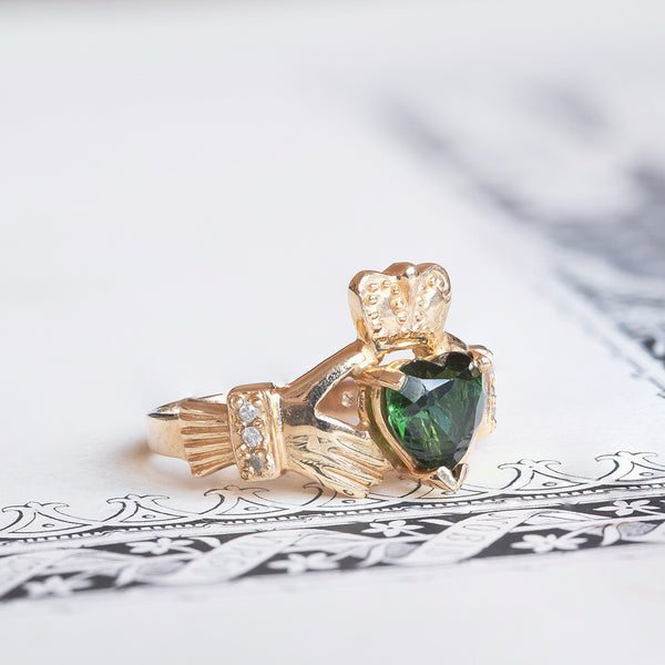 Claddagh ring vintage in oro 14K con diamanti e pietra verde, anni '60/'70