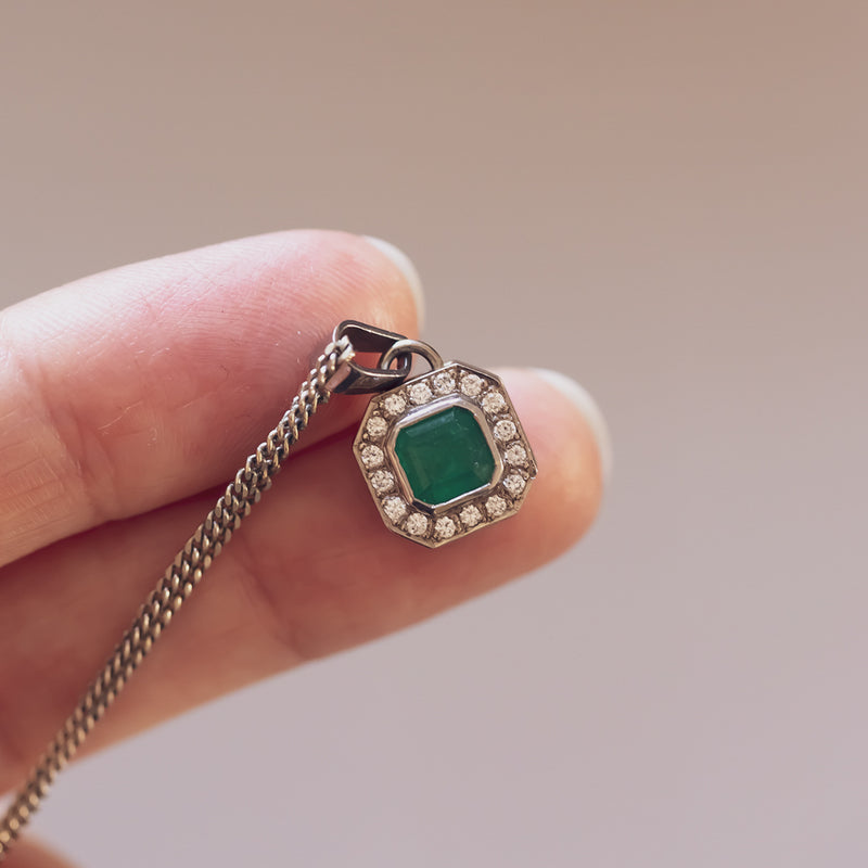 Collier vintage in oro bianco 18K con smeraldo (0.89ct ca.) e diamanti (0.16ctw ca.), anni '70/'80