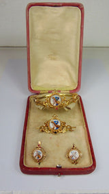 Gold besetzt mit Armband, Brosche und Ohrringen mit Emaille und Originalverpackung. Ende des 800. Jahrhunderts - Antichità Galliera