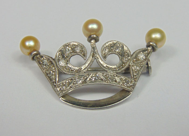 Piccola spilla in oro bianco, con perle e piccoli diamanti taglio rosetta. anni '20/30 - Antichità Galliera