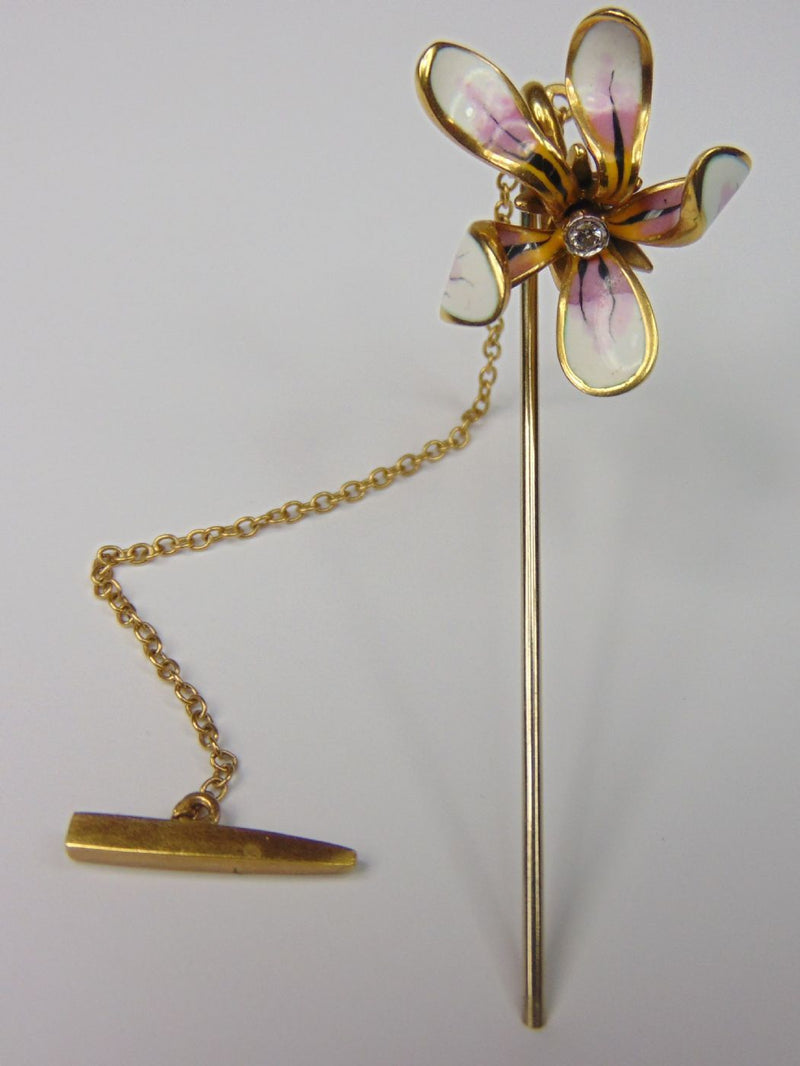 Spillone in oro e smalti con diamante taglio brillante, raffigurante un fiore di orchidea. Anni '50 - Antichità Galliera