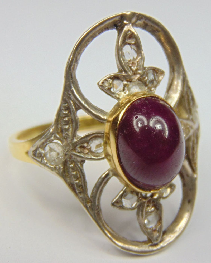 Anello in oro e argento con rubino cabochon e piccoli diamanti taglio rosetta. Anni 40 - Antichità Galliera