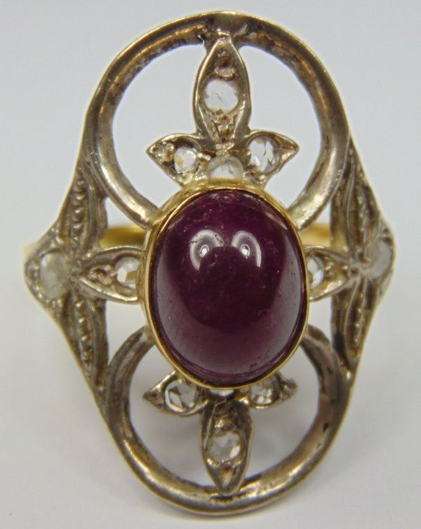 Anello in oro e argento con rubino cabochon e piccoli diamanti taglio rosetta. Anni 40 - Antichità Galliera