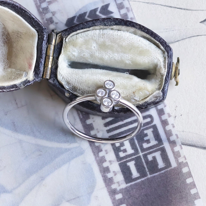 Anello moderno in oro bianco 14K con diamanti di taglio brillante (0.20ctw ca.), anni '90