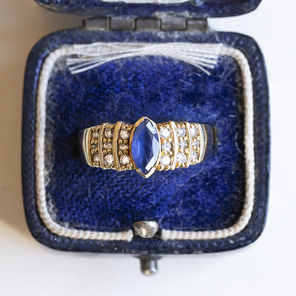 Anello vintage in oro 14K con zaffiro centrale di taglio navette e diamanti, anni '70