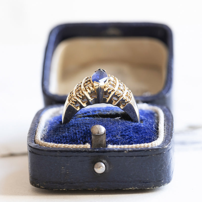 Anello vintage in oro 14K con zaffiro centrale di taglio navette e diamanti, anni '70