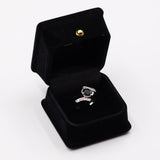 Vintage Ring aus 18 Karat Weißgold mit Saphiren (1.5 Karat) und Diamanten (0.08 Karat), 80er Jahre