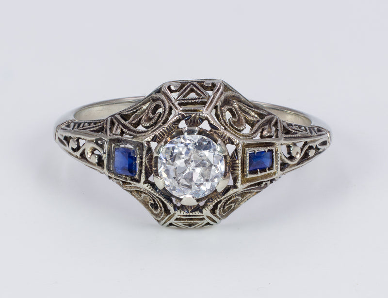 Art Deco ring in 18K white gold with central diamond and sapphires, 1920s / 1930s