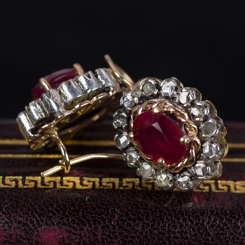 Orecchini antichi in oro 9K con rubini e rosette di diamante, anni '40