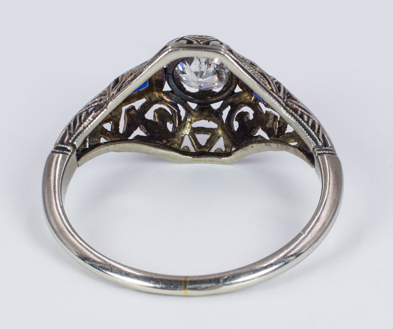 Anello Art Déco in oro bianco 18K con diamante centrale e zaffiri, anni '20/'30