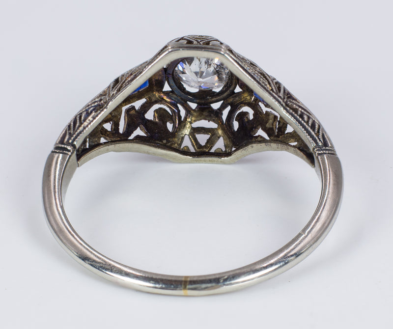 Enchères Lot 2 - Une tête de pierre égyptienne d'un prêtre Enchères Lot 2 - Une tête de pierre égyptienne d'un prêtre