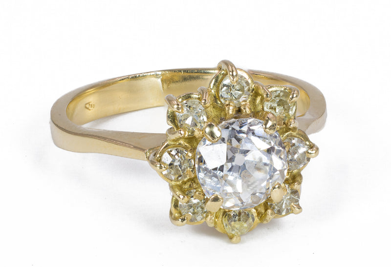 Anello vintage in oro 18k con diamante taglio vecchio di oltre 1 ct e contorno di diamanti, anni 50