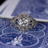 Art-Deco-Ring aus 18 Karat Weißgold mit Diamanten und Saphiren