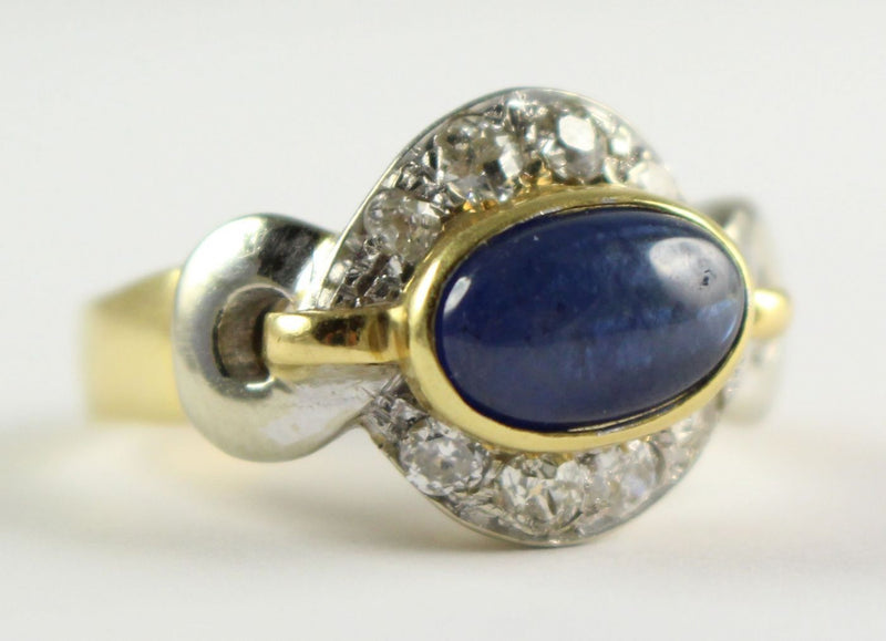 Anello in oro 18k con zaffiro cabochon centrale e diamanti taglio brillante , anni 50, - Antichità Galliera